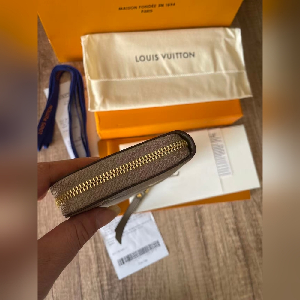 Louis Vuitton Monogram Zippy Wallet - Picture 6 of 9